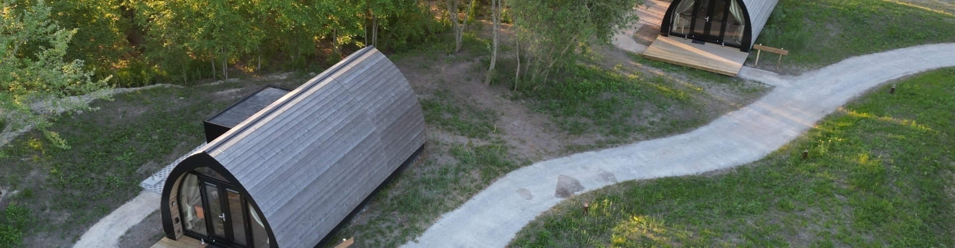 Tiny house aan het water in Friesland - Vakantiepark Ljeppershiem - Luxury Lodges