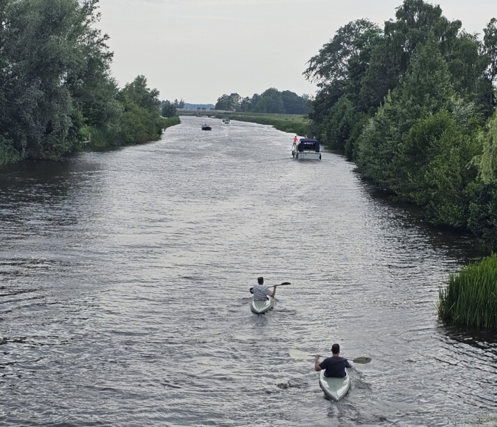 Kleinschalig Vakantiepark aan het water in Friesland - kanovaren