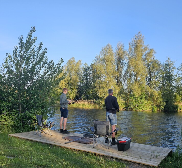 Kleinschalig vakantiepark aan het water in Friesland - Vissen